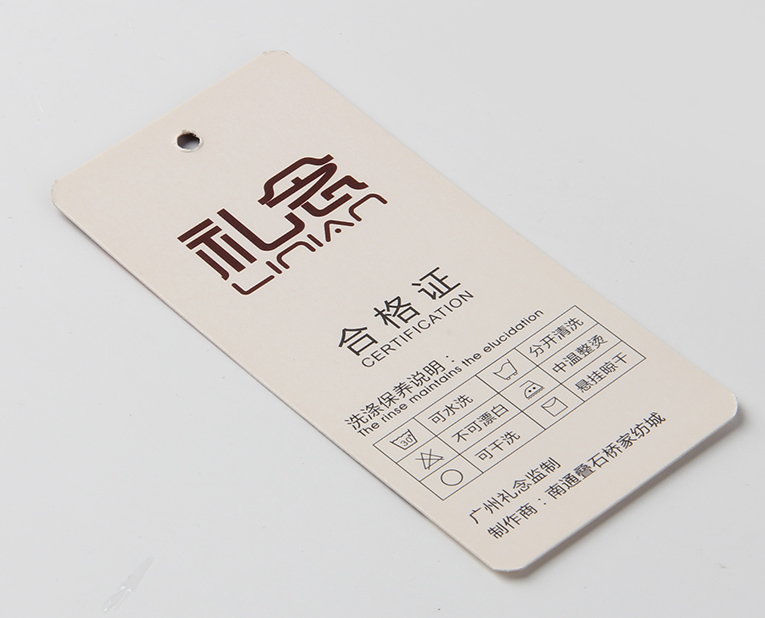 衣服吊牌在定做時出幺蛾子，制造商這樣做不懼怕劃痕