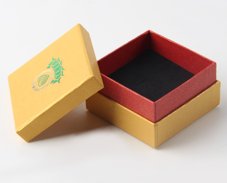 代表化妝品盒子廠家的老師傅，仔細(xì)比對(duì)3個(gè)小時(shí)，只為品質(zhì)