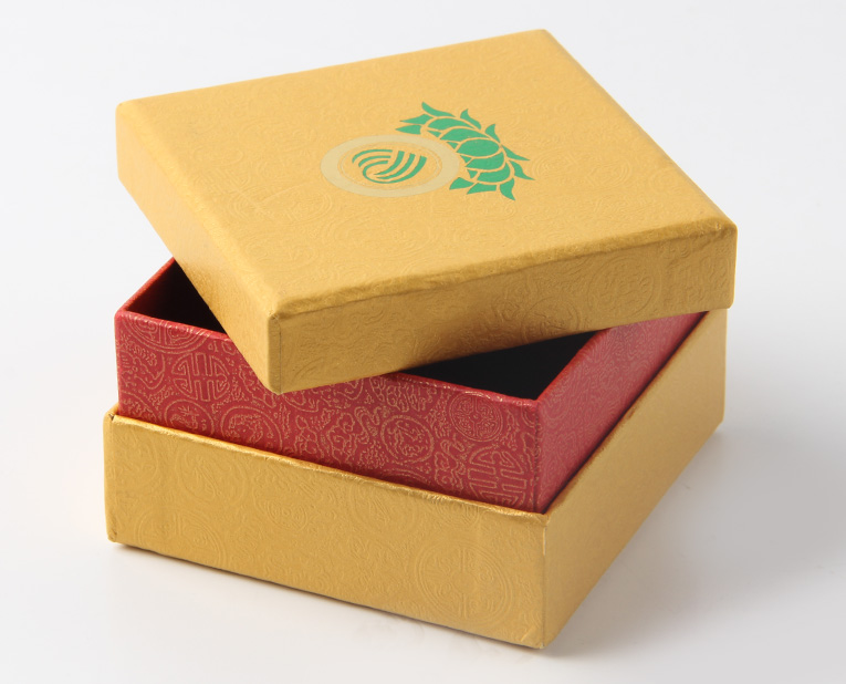 代表化妝品盒子廠家的老師傅，仔細(xì)比對(duì)3個(gè)小時(shí)，只為品質(zhì)