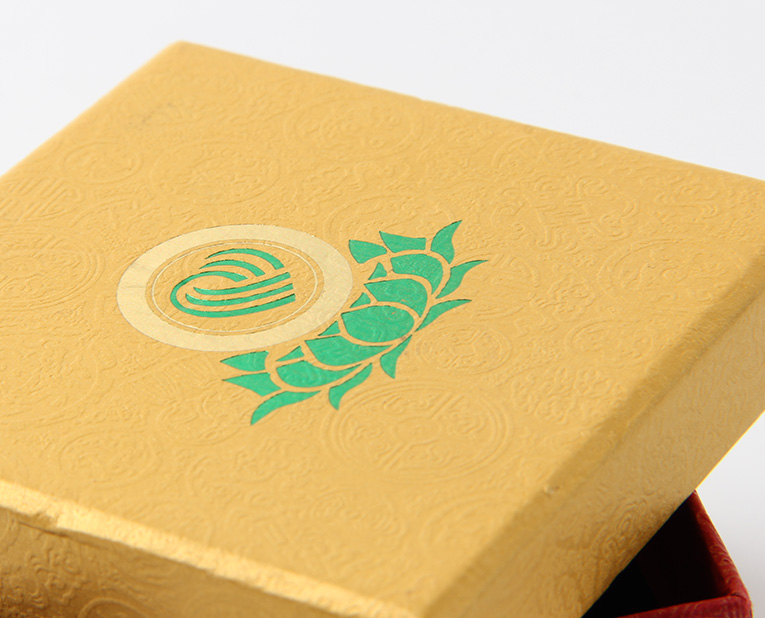 代表化妝品盒子廠家的老師傅，仔細(xì)比對(duì)3個(gè)小時(shí)，只為品質(zhì)